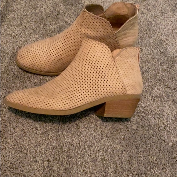 Shoes - women’s size 6 boots